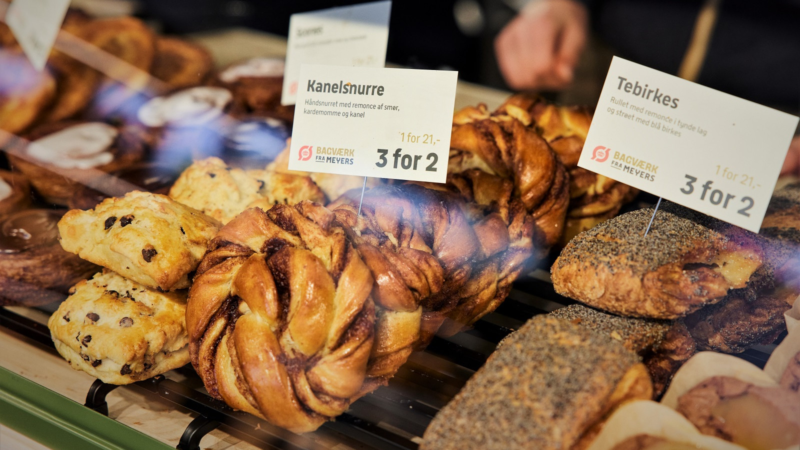 Kanelsnurrer, som er et af Meyers signaturprodukter, er blandt de 23 økologiske boller, brød og kager, som skal være med til at gøre Q8 til danskernes foretrukne valg, og kunderne tager godt imod det nye initiativ, oplyser Q8